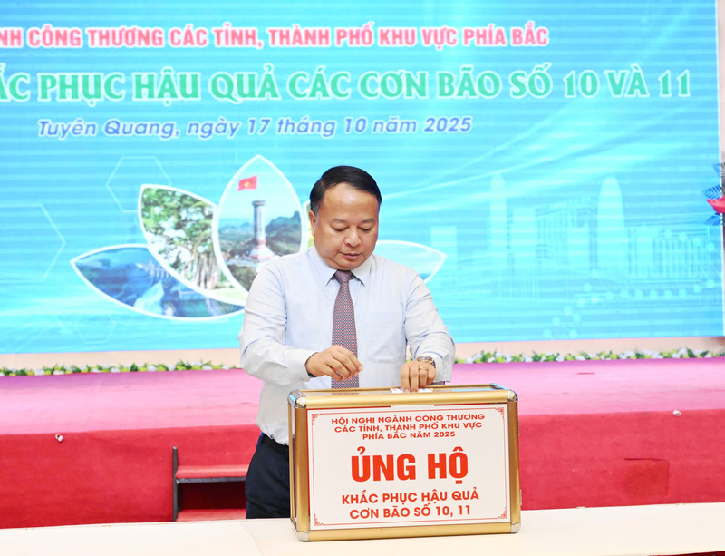Chủ tịch UBND tỉnh Tuyên Quang Phan Huy Ngọc ủng hộ đồng bào bị ảnh hưởng bão lụt. Ảnh: Cấn Dũng