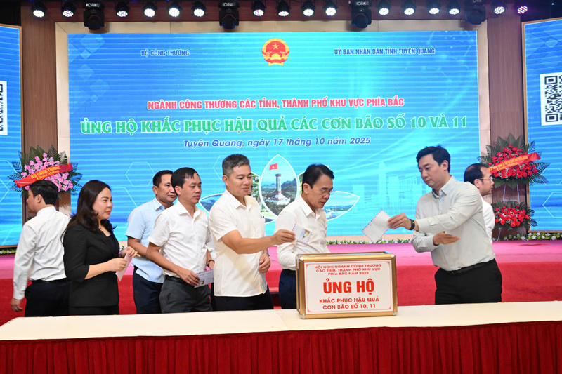 Các đại biểu ủng hộ đồng bào bị ảnh hưởng bão lụt. Ảnh: Cấn Dũng