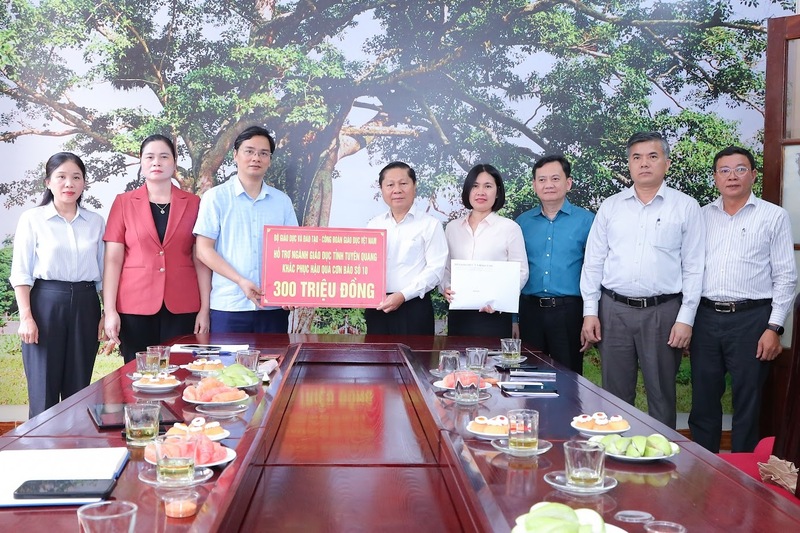 Bộ Giáo dục và Đào tạo, Công đoàn Giáo dục Việt Nam hỗ trợ 300 triệu đồng cho ngành giáo dục Tuyên Quang. Ảnh: Bộ GDDT