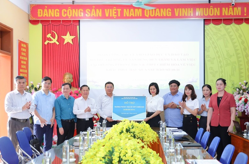 Đoàn hỗ trợ cho Trường PTDTNT THCS&THPT Chiêm Hóa. Ảnh: Bộ GDDT