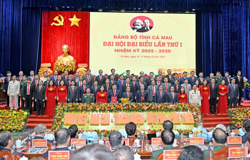 Ban Chấp hành Đảng bộ tỉnh Cà Mau lần thứ I ra mắt đại hội. Ảnh: Ban Tổ chức.