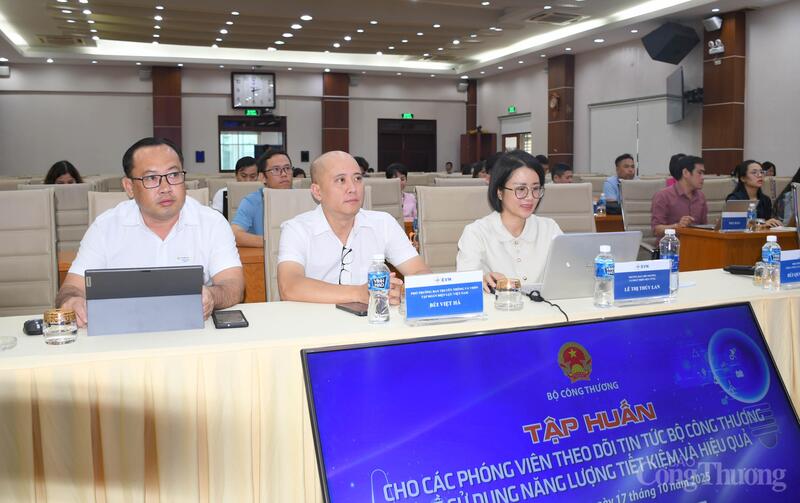 Các đại biểu tham gia Hội nghị tập huấn “Nâng cao năng lực truyền thông về sử dụng năng lượng tiết kiệm và hiệu quả”. Ảnh: Thanh Minh.