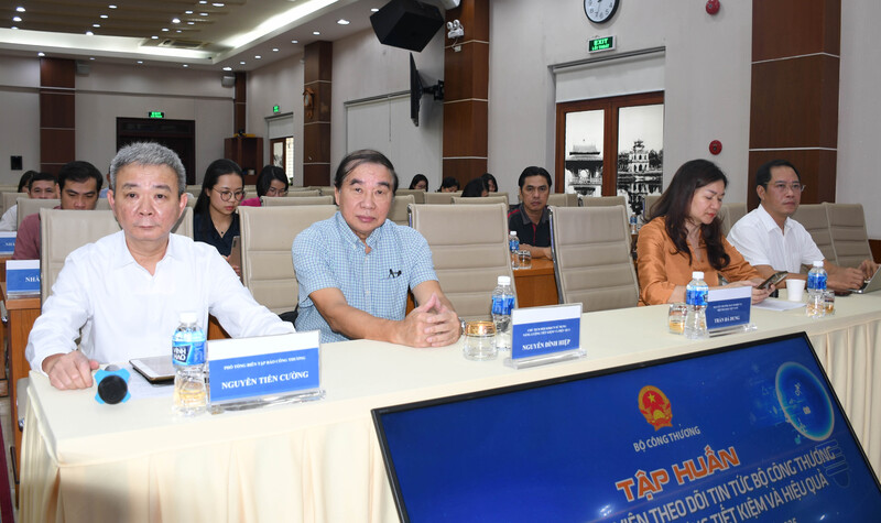 Lãnh đạo Báo Công Thương, Hội Khoa học và Công nghệ sử dụng năng lượng tiết kiệm và hiệu quả tham dự tọa đàm. Ảnh: Thanh Minh.