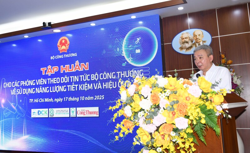 Nhà báo Nguyễn Tiến Cường - Phó Tổng Biên tập Báo Công Thương phát biểu tại buổi tập huấn. Ảnh: Thanh Minh.