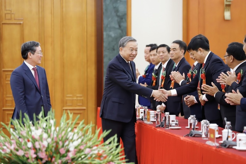 Tổng Bí thư Tô Lâm bắt tay các Nông dân Việt Nam xuất sắc 2025, Nhà khoa học của nhà nông 2025. Ảnh: Phạm Hưng