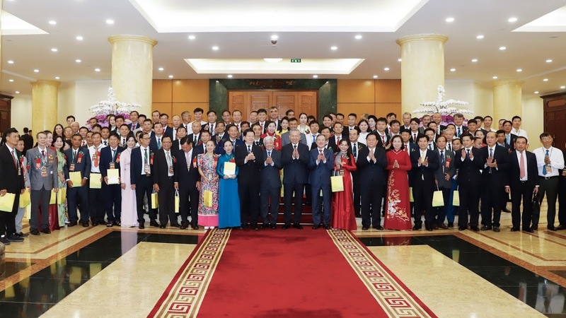Tổng Bí thư Tô Lâm chụp ảnh lưu niệm cùng các nông dân Việt Nam xuất sắc 2025, nhà khoa học của nhà nông 2025. Ảnh: Phạm Hưng