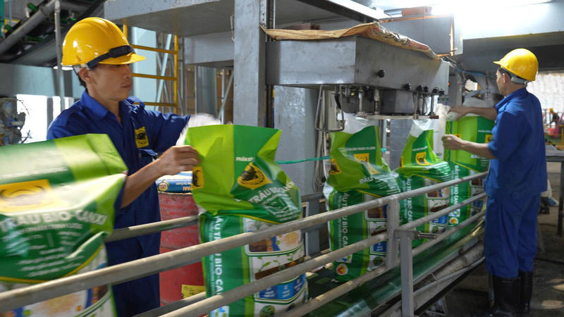 Công nhân làm việc tại nhà máy Công ty Cổ phần Phân bón Bình Điền. Ảnh: Bình Điền