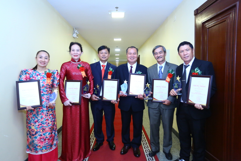 Những "Nông dân Việt Nam xuất sắc 2025" tại chương trình Tự hào Nông dân Việt Nam. Ảnh: Khổng Chí