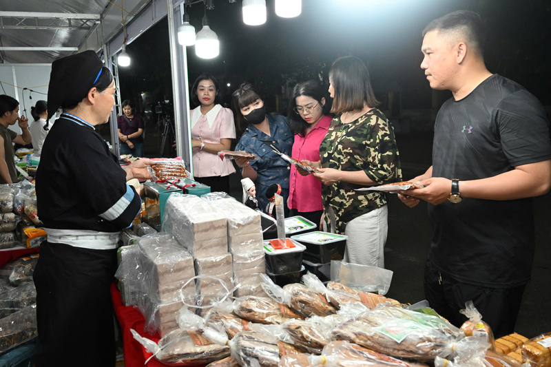 Hội chợ là dịp để giới thiệu, quảng bá đến với đông đảo người tiêu dùng những sản phẩm đạt chuẩn OCOP, sản phẩm công nghiệp nông thôn tiêu biểu, sản phẩm đặc sản của Tuyên Quang và các tỉnh, thành phố khu vực phía Bắc. Ảnh: Cấn Dũng