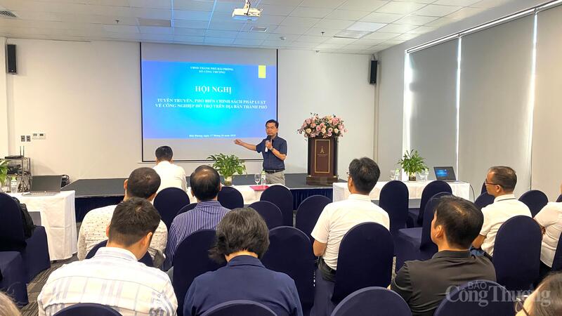 Ông Nguyễn Quốc Huy, Trưởng Phòng Quản lý Công nghiệp, Sở Công Thương Hải Phòng thông tin, giải đáp các thắc mắc doanh nghiệp Hải Phòng nêu ra tại hội nghị