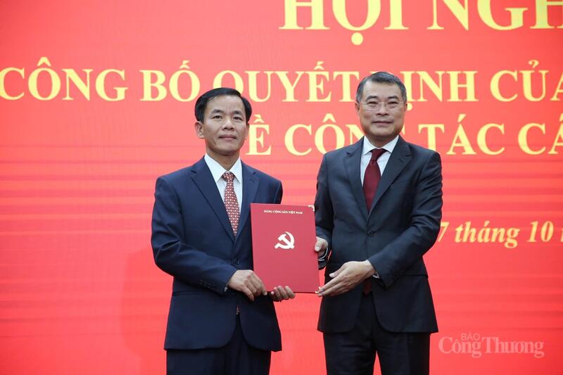 Ông Lê Minh Hưng, Ủy viên Bộ Chính trị, Bí thư Trung ương Đảng, Trưởng Ban Tổ chức Trung ương đã trao Quyết định của Bộ Chính trị về việc điều động, chỉ định ông Nguyễn Văn Phương giữ chức Bí thư Tỉnh uỷ Quảng Trị nhiệm kỳ 2025 - 2030