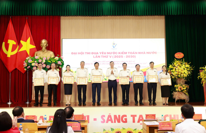 Tổng Kiểm toán nhà nước Ngô Văn Tuấn trao bằng khen cho các tập thể, cá nhân tiêu biểu tại Đại hội Thi đua yêu nước Kiểm toán nhà nước lần thứ V. Ảnh: KTNN