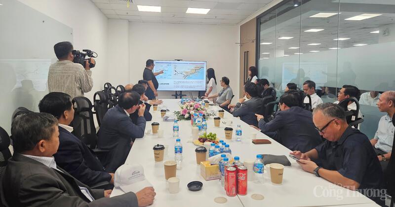 Các đại biểu tham quan, khảo sát Công ty công nghệ MITAC Việt Nam tại Khu công nghiệp hỗ trợ Nam Hà Nội.