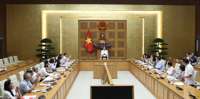 Phó Thủ tướng Lê Thành Long đề nghị phải chuyển mạnh tư duy chính sách, tập trung vào chính sách chăm lo và phát huy vai trò người cao tuổi - Ảnh: VGP/Đức Tuân