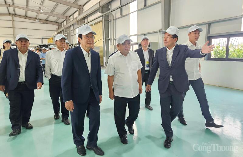 Các đại biểu tham quan nhà máy đầu tiên sản xuất các sản phẩm: Linh kiện cho ngành hàng không vũ trụ - tàu cao tốc, máy sản xuất chất bán dẫn, Robot… do Công ty Onaga Việt Nam thuộc Technopark Việt Nam - Nhật Bản sản xuất.
