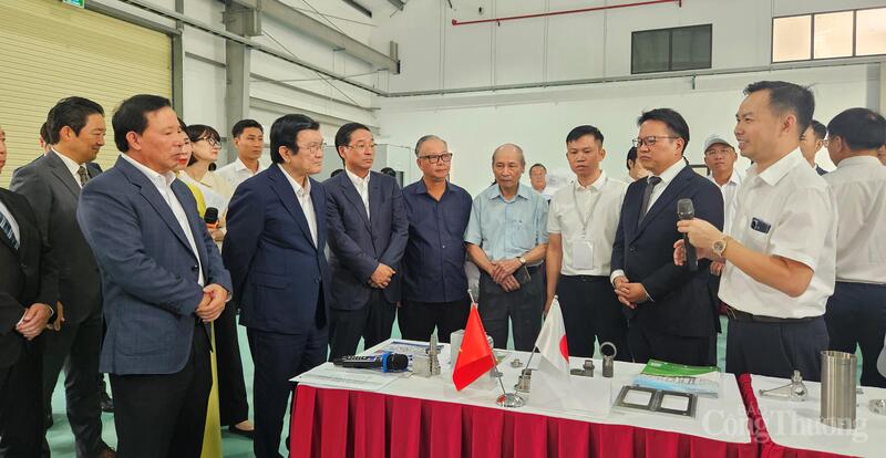 Các đại biểu tham quan khảo sát quy trình, các sản phẩm linh kiện hàng không vũ trụ tại nhà máy công ty Onaga Việt Nam.