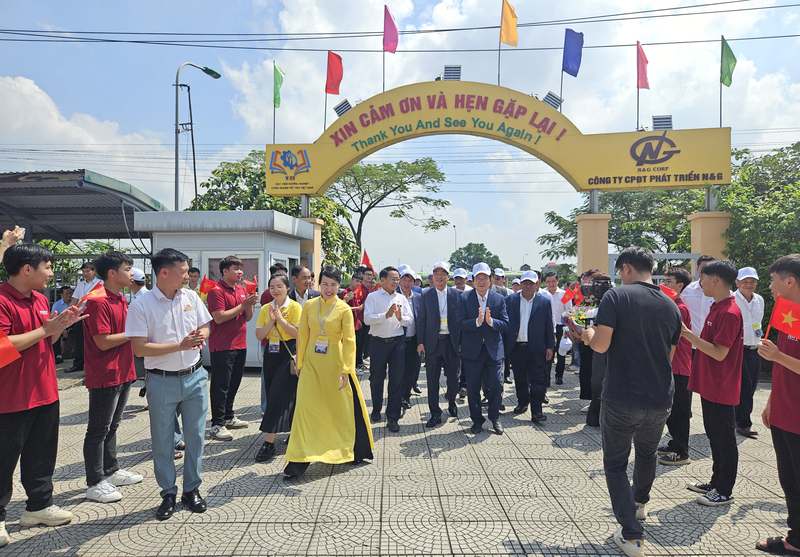 Các đại biểu tham quan Học viện Hướng nghiệp ngành công nghiệp hỗ trợ Việt Nam tại Khu công nghiệp hỗ trợ Nam Hà Nội.