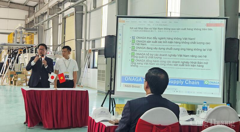 Đại diện công ty Onaga Việt Nam giới thiệu quy trình thực tế sản xuất linh kiện hàng không vũ trụ tại nhà máy.