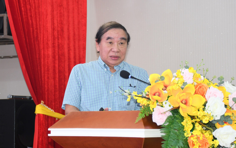 Ông Nguyễn Đình Hiệp - Chủ tịch Hội Khoa học và Công nghệ sử dụng năng lượng tiết kiệm và hiệu quả, trình bày tham luận về: "Tình hình triển khai Luật Sử dụng năng lượng tiết kiệm và hiệu quả và nội dung mới của Luật sửa đổi, bổ sung một số Điều của luật này tại buổi tập huấn. Ảnh: Thanh Minh.