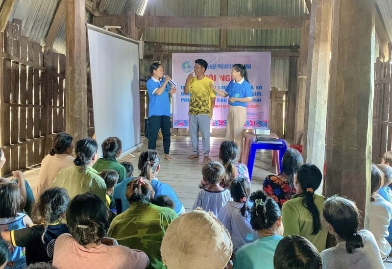 Một buổi tuyên truyền về tảo hôn, hôn nhân cận huyết, bình đẳng giới, phòng chống bạo lực gia đình. Ảnh: ĐVCC