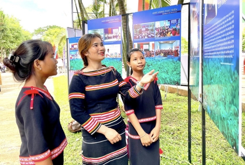 Chị Đinh Hroan (giữa) vượt qua nỗi đau, trở thành thành viên của Tổ truyền thông cộng đồng thôn 4, xã Pờ Tó. Ảnh: NVCC