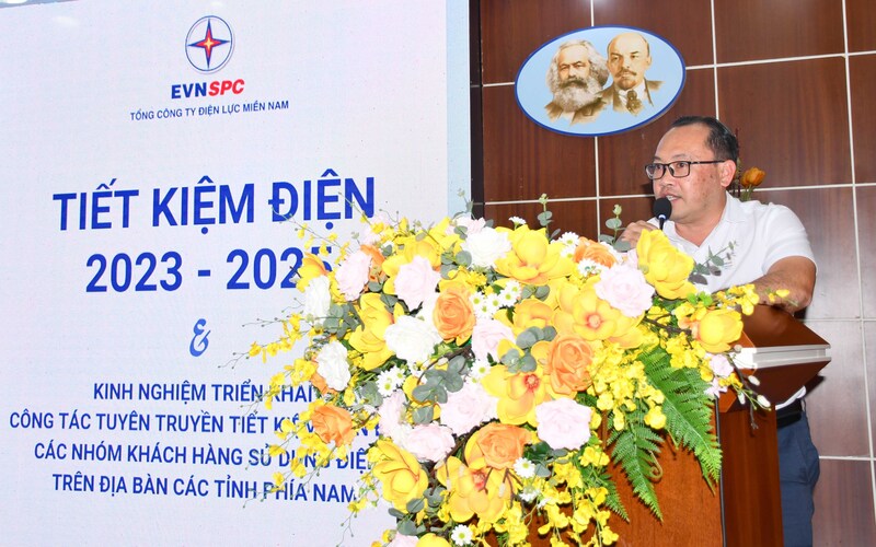 Ông Trần Đình Hoàng - Phó Trưởng ban Truyền thông - Tổng Công ty Điện lực miền Nam trình bày tham luận: Tiết kiệm điện 2023 - 2025 và kinh nghiệm triển khai công tác tuyên truyền tiết kiệm điện đến khách hàng sử dụng điện lớn của tổng công ty. Ảnh: Thanh Minh.