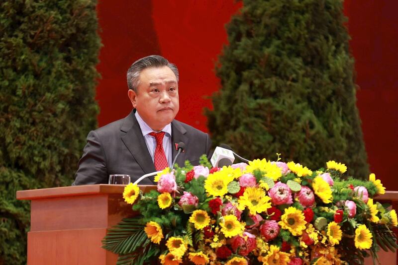 Ông Trần Sỹ Thanh, Chủ tịch UBND TP. Hà Nội trình bày dự thảo chương trình hành động thực hiện Nghị quyết Đại hội Đảng bộ TP. Hà Nội lần thứ XVIII, nhiệm kỳ 2025 - 2030. Ảnh: Thái Anh