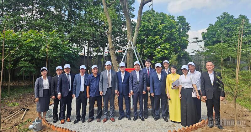 Các đại biểu trồng cây lưu niệm tại Tổ hợp công nghiệp (Technopark) Việt Nam – Nhật Bản.