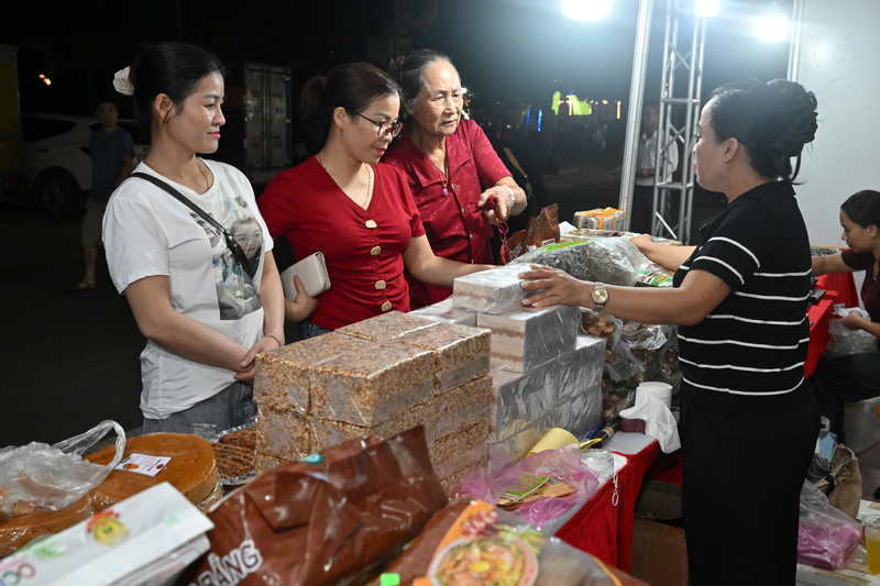 Hội chợ triển lãm hàng công nghiệp nông thôn tiêu biểu khu vực phía Bắc - Tuyên Quang năm 2025 được diễn ra từ ngày 16-22/10/2025 có quy mô trên 250 gian hàng. Ảnh: Cấn Dũng