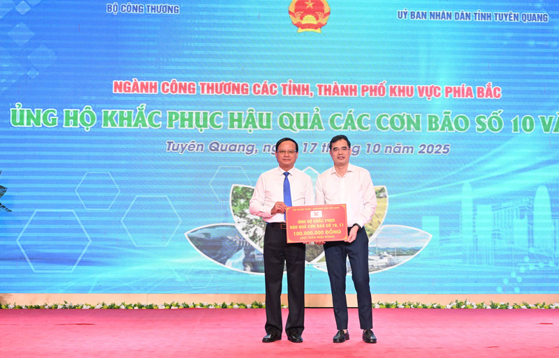 Các doanh nghiệp, tập đoàn ủng hộ đồng bào các tỉnh bị thiệt hại do bão, lũ. Ảnh: Cấn Dũng
