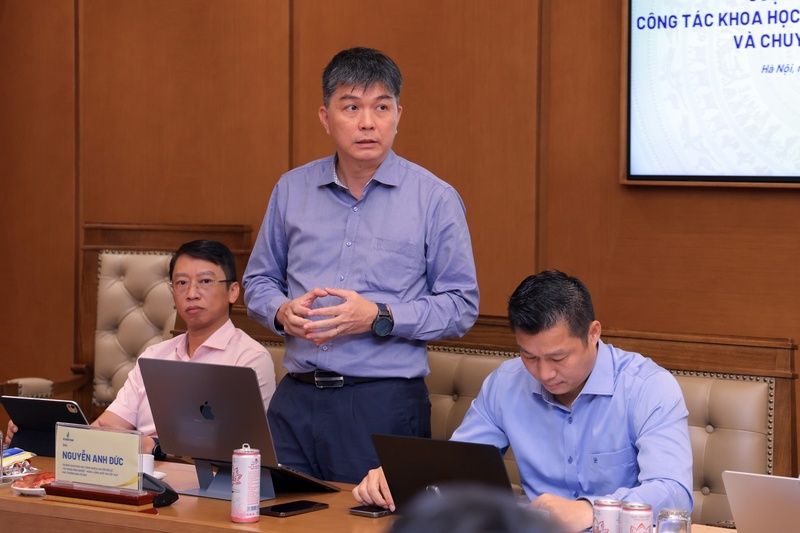 Ông Nguyễn Anh Đức, Trưởng Ban Khoa học Công nghệ và Chuyển đổi số Petrovietnam báo cáo tại cuộc họp (Ảnh Petrovietnam)