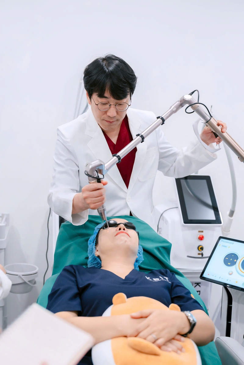 Bác sĩ Lee Jeong Hun - Viện trưởng Viện Re : made Clinic, cố vấn chuyên môn của KBIT, bàn tay vàng của ngành thẩm mỹ Hàn Quốc.