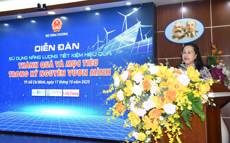 Bà Đỗ Thị Minh Trâm, Phó Cục trưởng Cục Đổi mới sáng tạo, Chuyển đổi xanh và Khuyến công (Bộ Công Thương) phát biểu tại diễn đàn. Ảnh: Thanh Minh