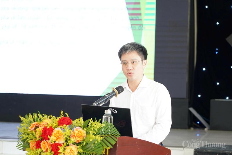 Ông Trần Quốc Cường, Vụ trưởng Vụ Khoa học Xã hội, Nhân văn và Tự nhiên (Bộ Khoa học và Công nghệ) trình bày tham luận tại hội thảo. Ảnh: Quỳnh Nga