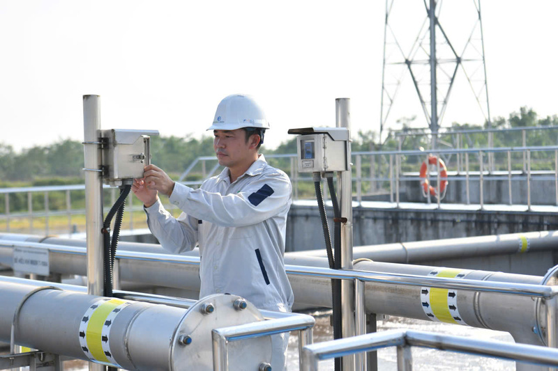 Kỹ sư kiểm tra chất lượng tại Nhà máy xử lý nước thải (KCN Liên Hà Thái)