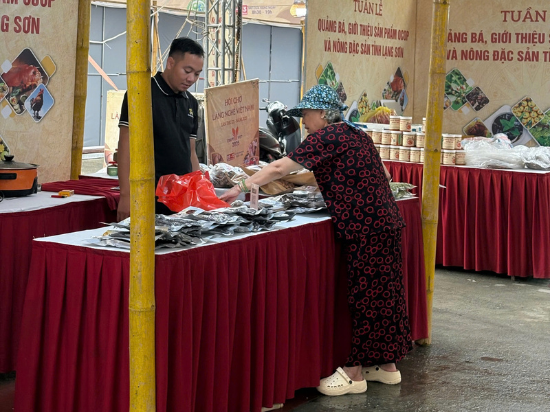 Người tiêu dùng đánh giá cao những sản phẩm làng nghề truyền thống. Ảnh: Ma Xinh