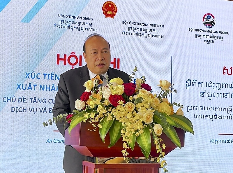 Ông Tith Rithipol, Phó Quốc vụ khanh Bộ Thương mại, Chính phủ Hoàng gia Campuchia, phát biểu tại hội nghị. Ảnh: Khánh Ngọc.