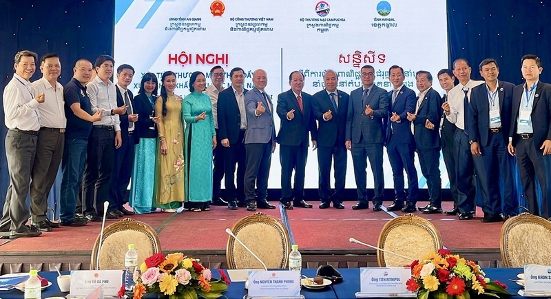 Các đại biểu hai nước Việt Nam - Campuchia chụp hình lưu niệm. Ảnh: Khánh Ngọc.