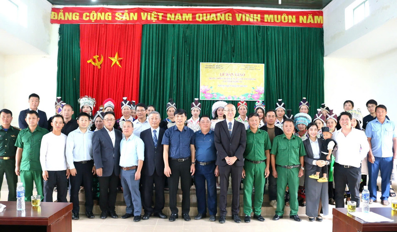 Lễ trao tặng trang thiết bị trồng tỏi cho người dân tộc Mông tại xã Na Ngoi, tỉnh Nghệ An. Ảnh: JICA