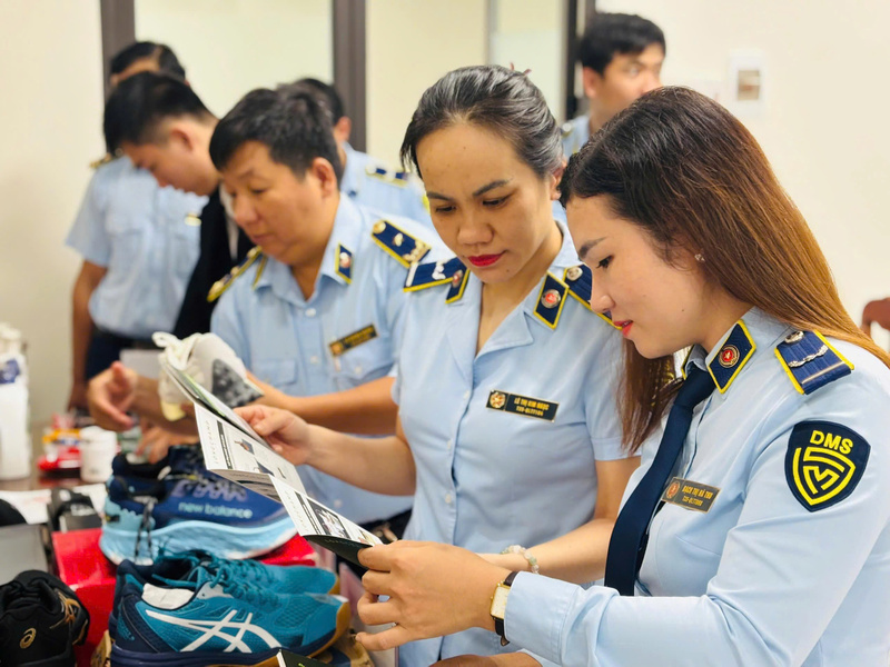 Việc nâng cao kiến thức, kỹ năng để phân biệt hàng thật, hàng giả giúp cho các cán bộ Chi cục QLTT Quảng Ngãi thuận tiện hơn trong việc xử lý vi phạm. Ảnh: Nguyễn Dương