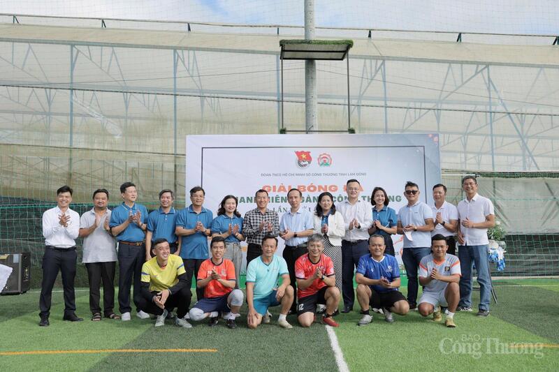 Các đại biểu tham dự chụp hình lưu niệm cùng 6 đội trưởng của các đội. Ảnh: Lê Sơn