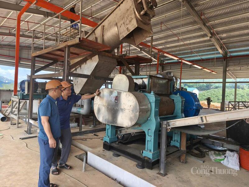 Điện về bản không chỉ thắp sáng dây chuyền sản xuất, mà còn “đánh thức” tiềm năng công nghiệp của vùng đất từng lặng lẽ này.