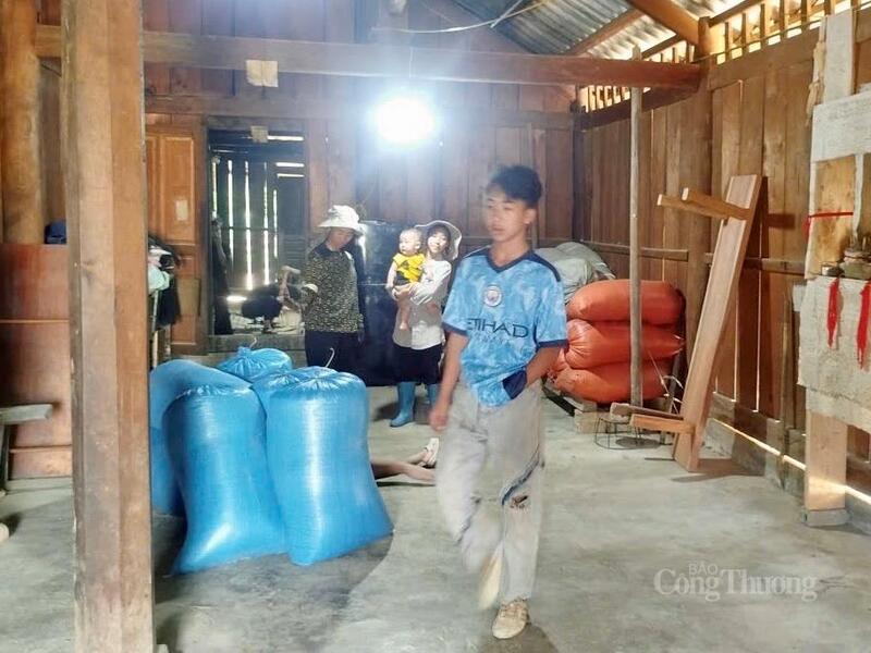Ánh sáng điện về với bản Mông, xã Thanh Nưa, tỉnh Điện Biên.