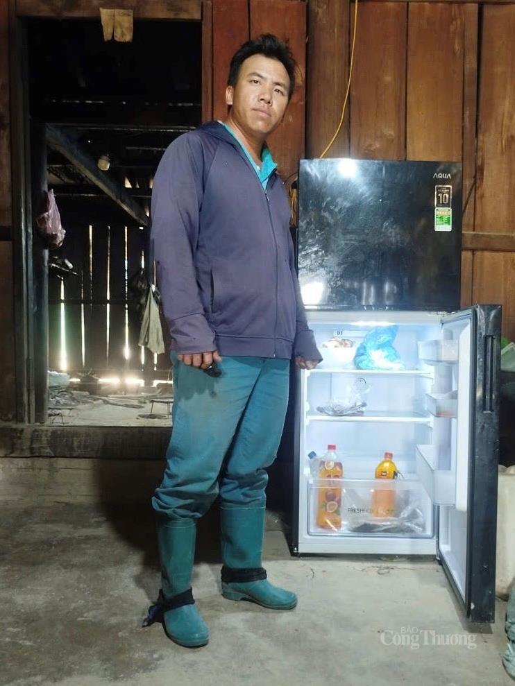 Anh Ly A Sùng (bản Nậm Ty 2) vui mừng bên chiếc tủ lạnh gia đình mới sắm khi có điện.