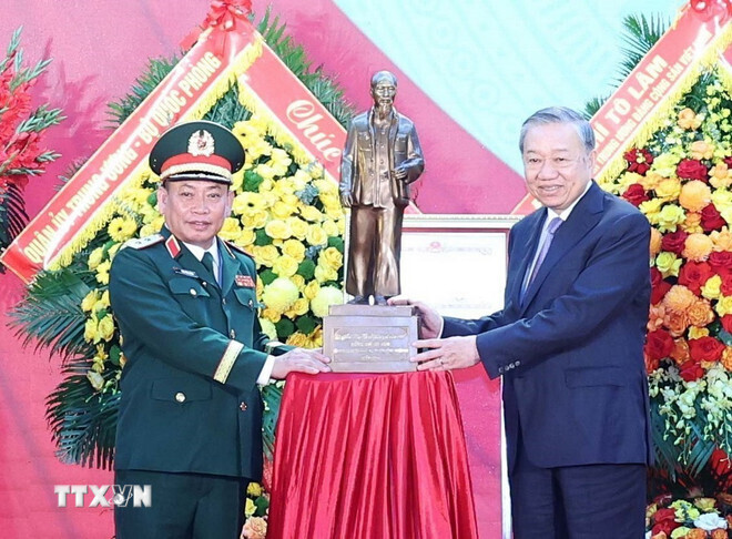 Tổng Bí thư Tô Lâm tặng bức tượng Chủ tịch Hồ Chí Minh cho Tổng cục II, Bộ Quốc phòng. Ảnh: TTXVN