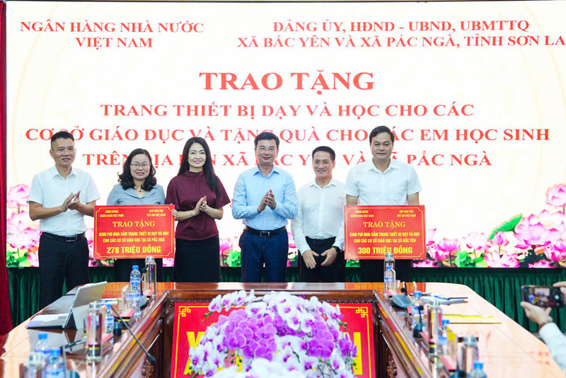 Đoàn công tác trao tặng thiết bị phục vụ dạy và học cho các trường học tại hai xã Bắc Yên và Pắc Ngà. Ảnh: SBV.