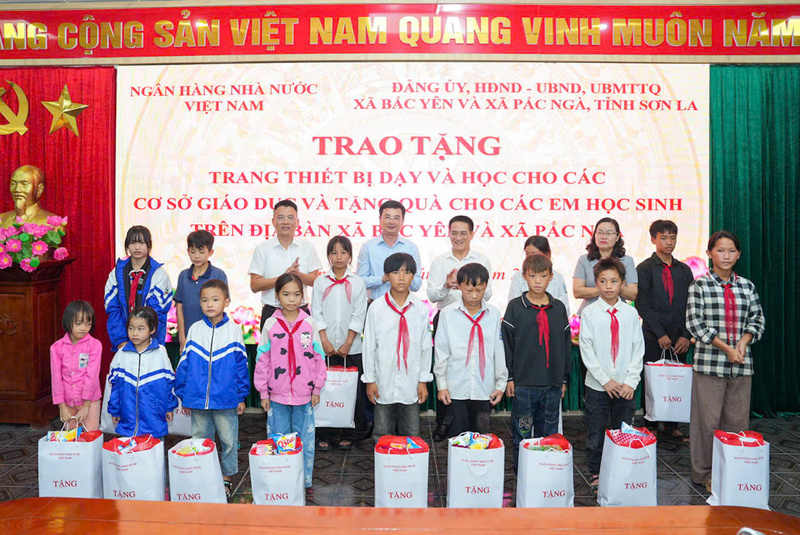 Tặng quà cho em học sinh tại xã Bắc Yên. Ảnh: SBV.