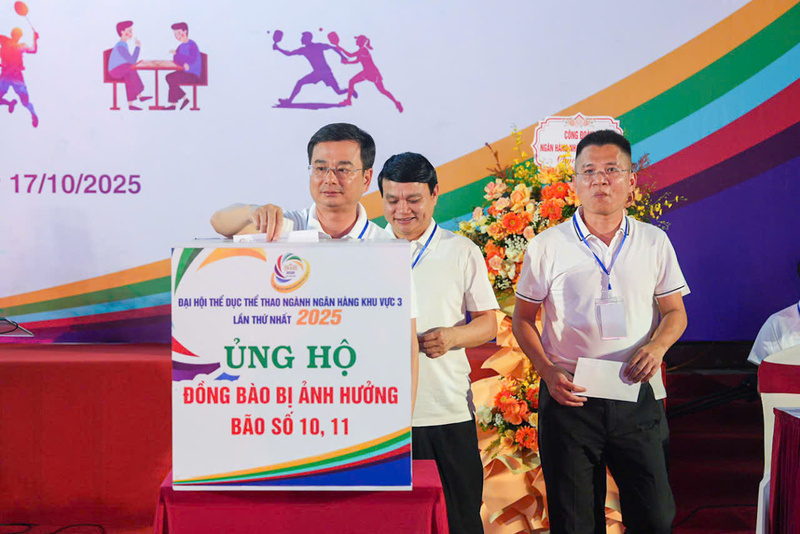 Quyên góp, ủng hộ đồng bào vùng thiên tai chịu ảnh hưởng nặng nề từ hai cơn bão số 10 và 11. Ảnh: SBV.