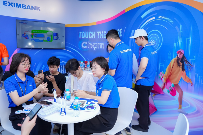 Nhân viên Eximbank hỗ trợ eKYC - hoàn tất mở tài khoản EDigi chỉ trong vài phút.