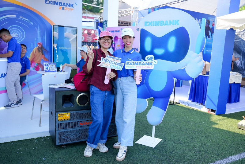 Khách tham quan check-in cùng mascot Eximbank, lưu lại khoảnh khắc rộn ràng tại Ngày thẻ Việt Nam.